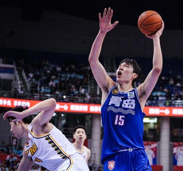 完成续约！青岛场均27.4分外援自宣留队险些掀翻广厦创造黑八奇迹(山东男篮完成外援签约)