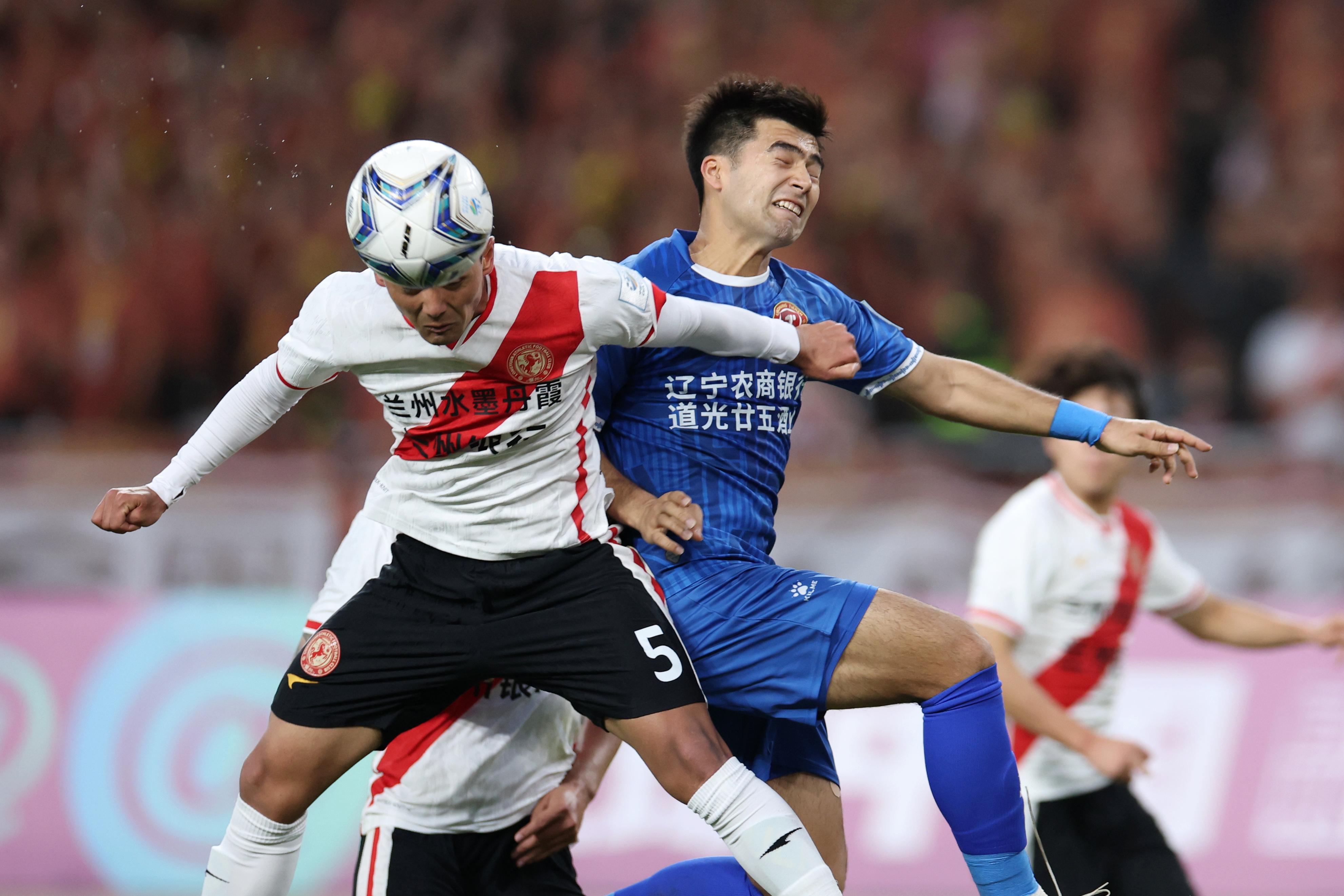 足协杯-青岛西海岸2-0大连鲲城进八强将战国安阿齐兹传射建(今晚足协杯足球赛现场直播中超视频)