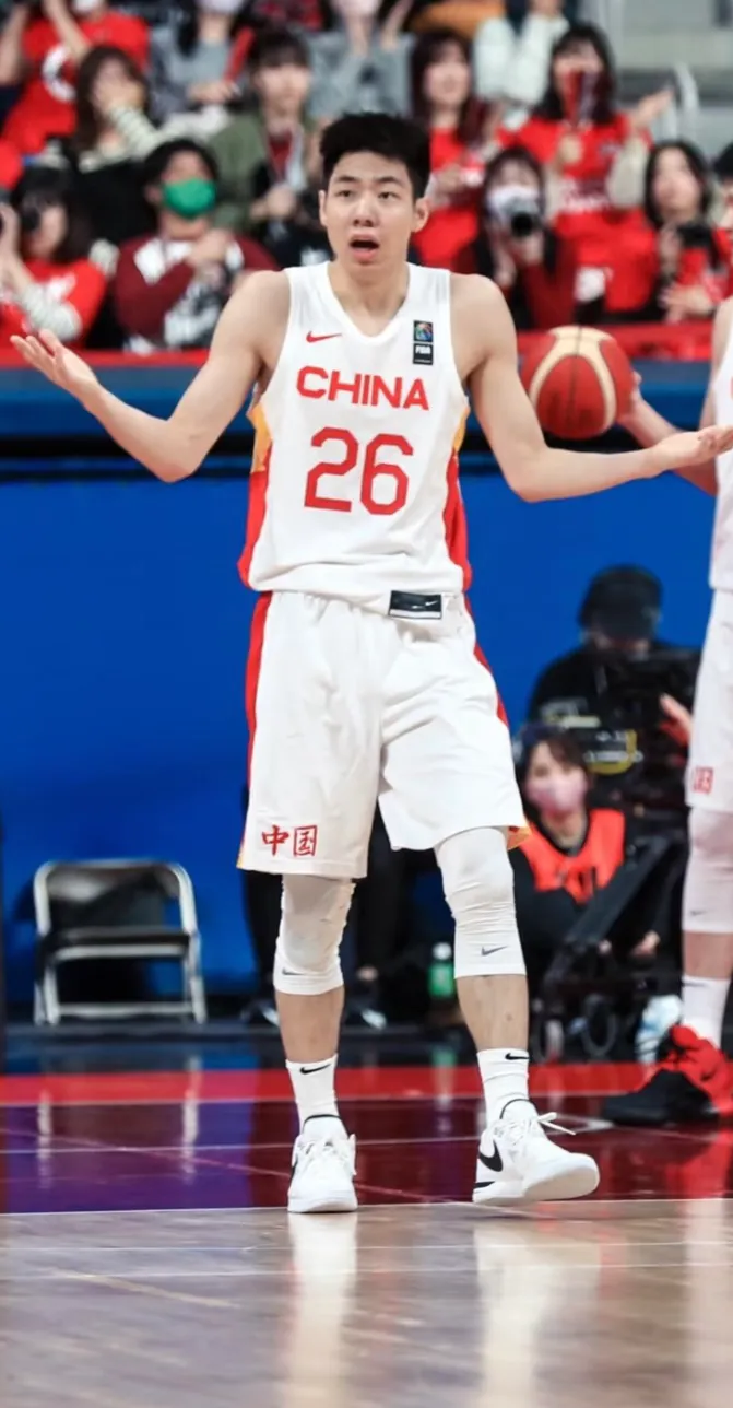 朱俊龙社媒晒照：全力备战中，中国男篮加油的简单介绍