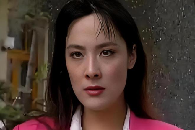 齐沃不得不处理前任的烂摊子，一切都(拼命想挽回的从前在我脸上依旧清晰可见)