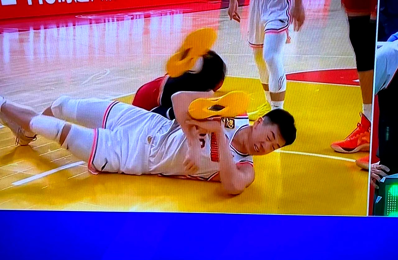 场上主力受伤，球队灰溜溜输球的简单介绍