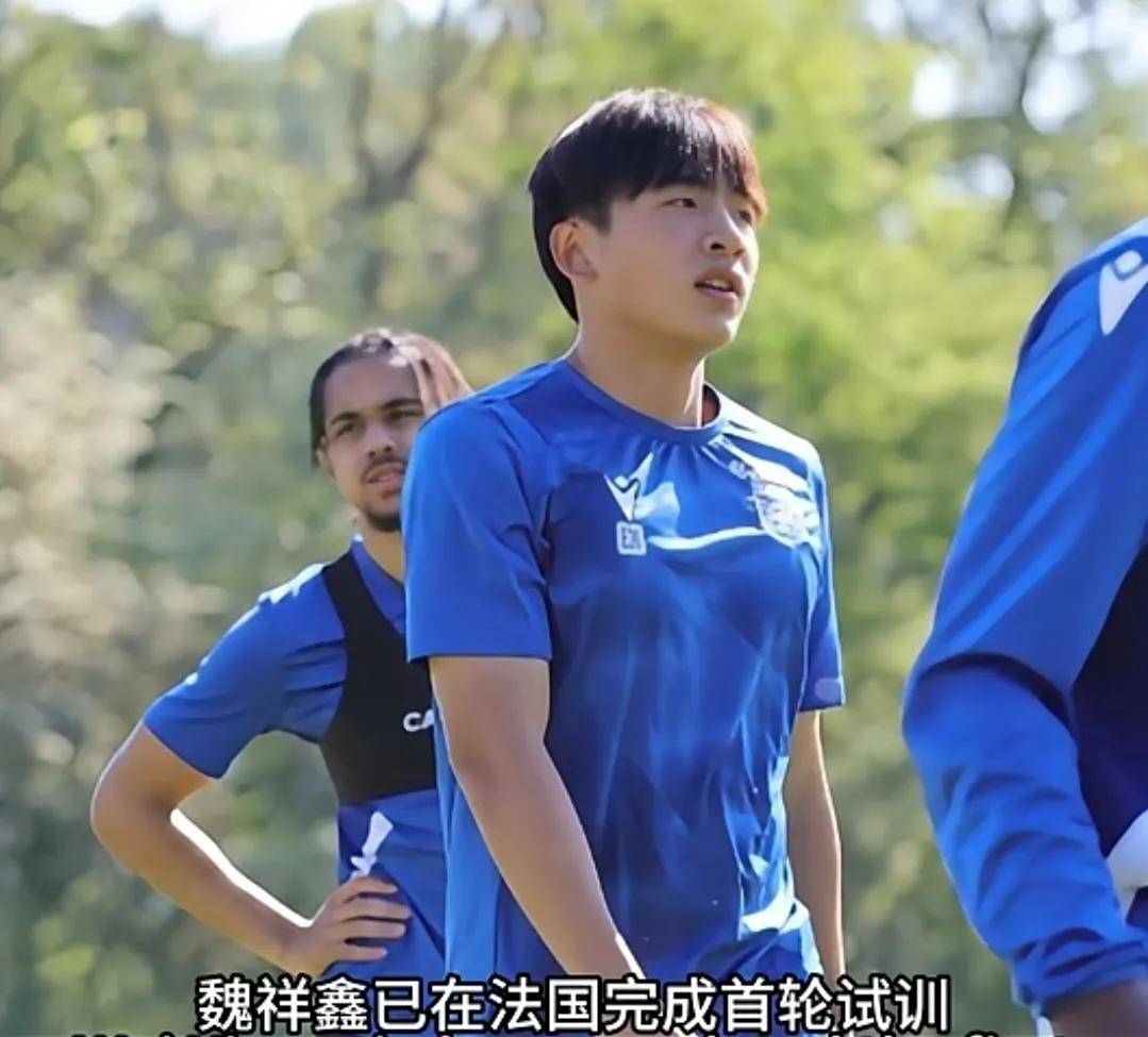 足球赛事中不乏惊艳表现，球员们实力过硬(足球很厉害的球员)